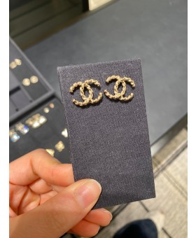 샤넬 로고 귀걸이 골드