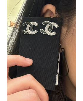 샤넬 귀걸이 CC로고 하프 블랙 실버 이어링