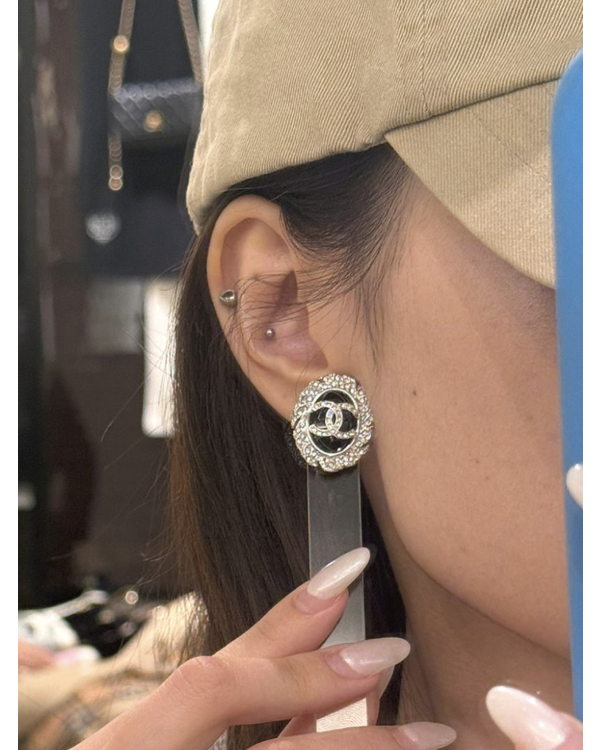 샤넬 명품귀걸이 CC로고 크리스탈 귀걸이 블랙