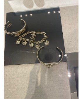 샤넬 하트 로고 골드 메탈 브레이슬릿 팔찌