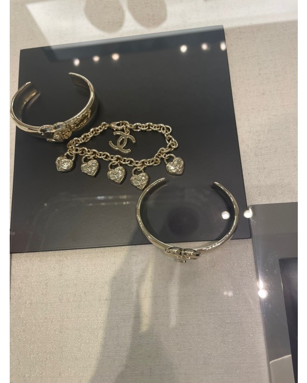 샤넬 하트 로고 골드 메탈 브레이슬릿 팔찌